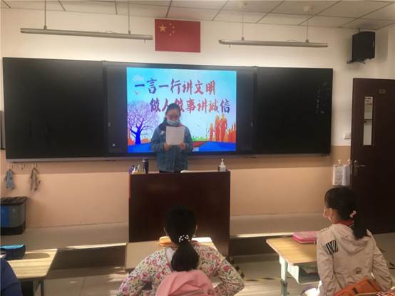 一群人在房间里的电视
描述已自动生成